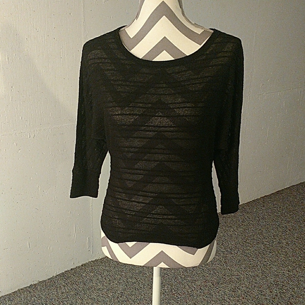 Black 3/4 sleeve shirt.